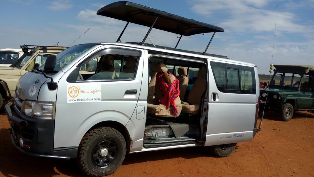 Safari-Minivan-Vehicle-